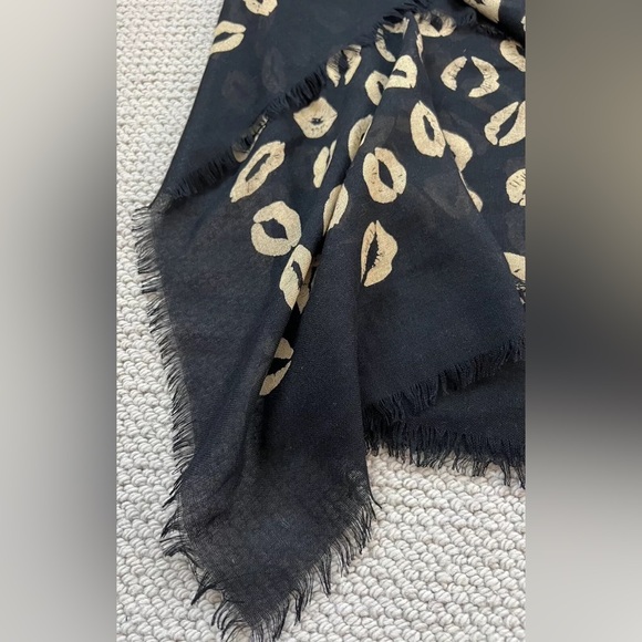 MARC JACOBS Kiss Print Scarf - Picture 7 of 10